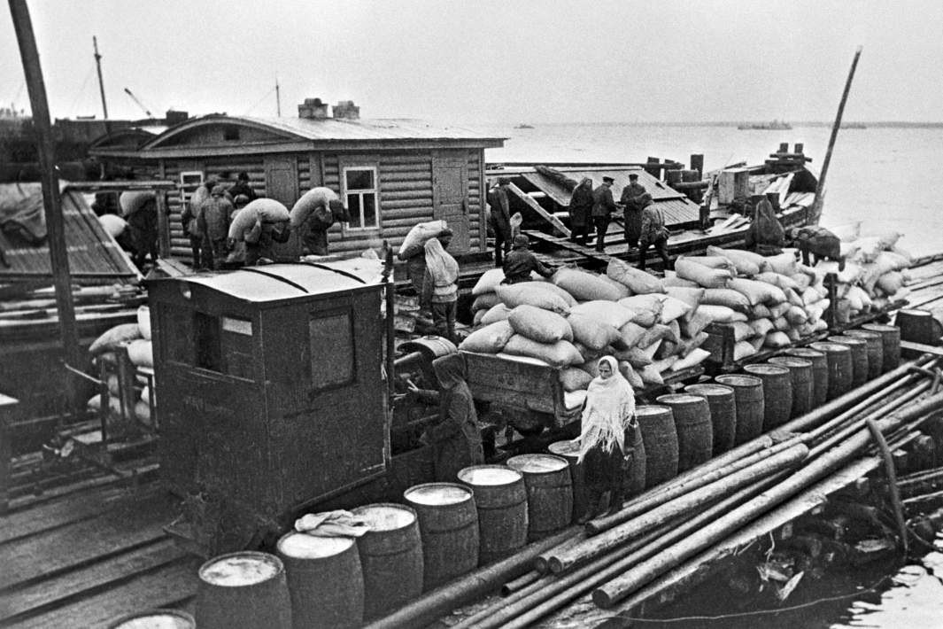 Доставка продовольствия по Ладожскому озеру на барже в осажденный Ленинград,