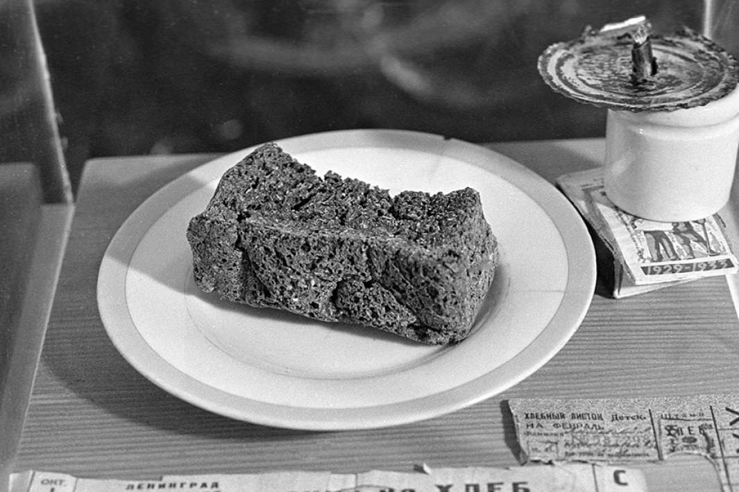 Блокадный хлеб и хлебные карточки времен Великой Отечественной войны