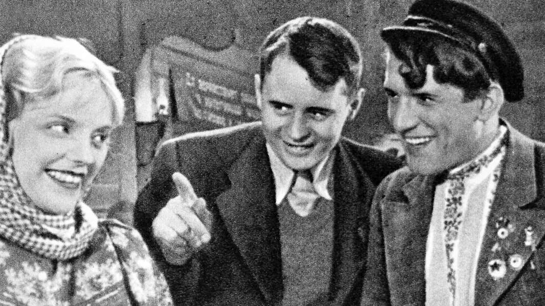 На съемках фильма «Свинарка и пастух» киностудии «Мосфильм». Режиссер Иван Пырьев (в центре) и артисты Марина Ладынина и Николай Крючков. 1941 год