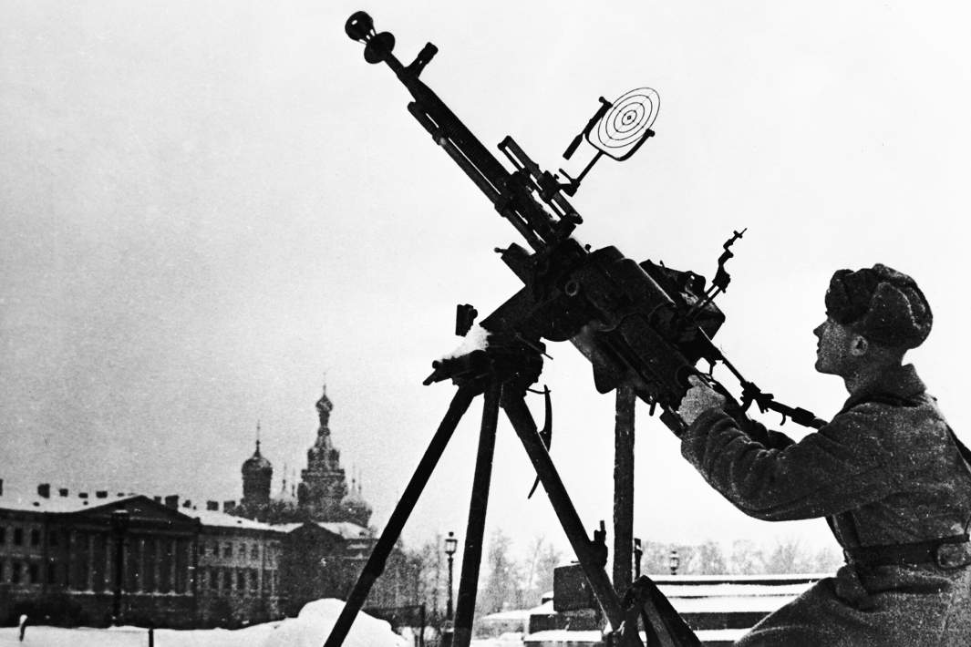 Солдат Красной Армии на огневой позиции с зенитным пулеметом в дни блокады Ленинграда