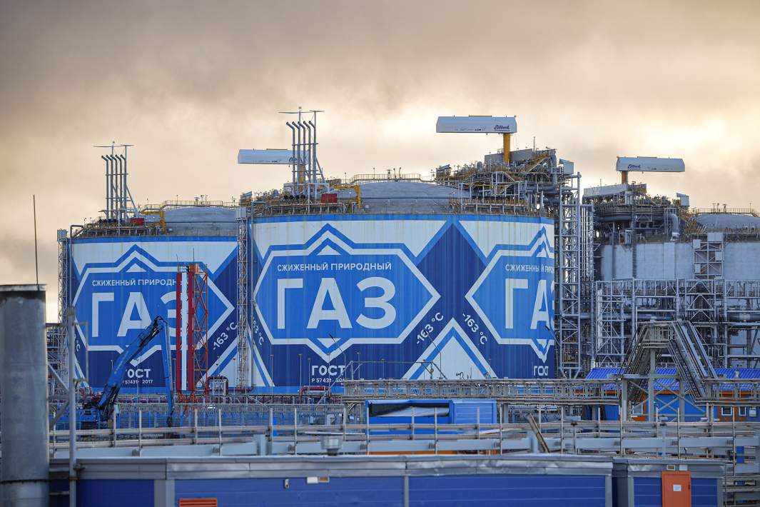 Завод по производству сжиженного природного газа «Ямал СПГ» в морском порту Саббета на западном берегу Обской губы Карского моря