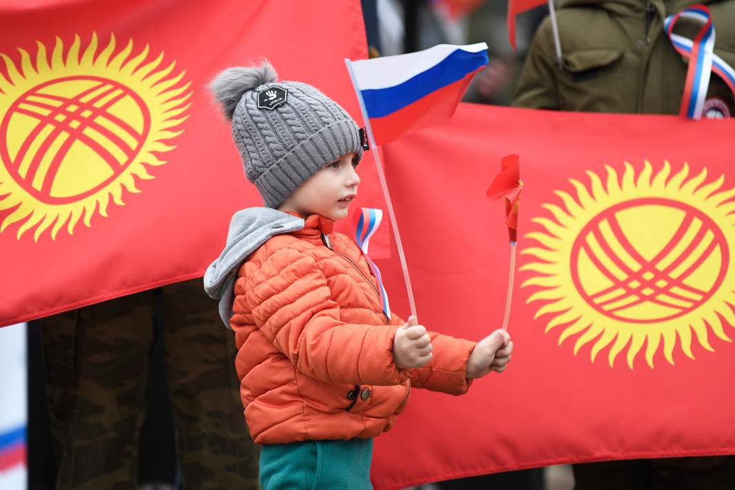 Флаги Киргизии и РФ