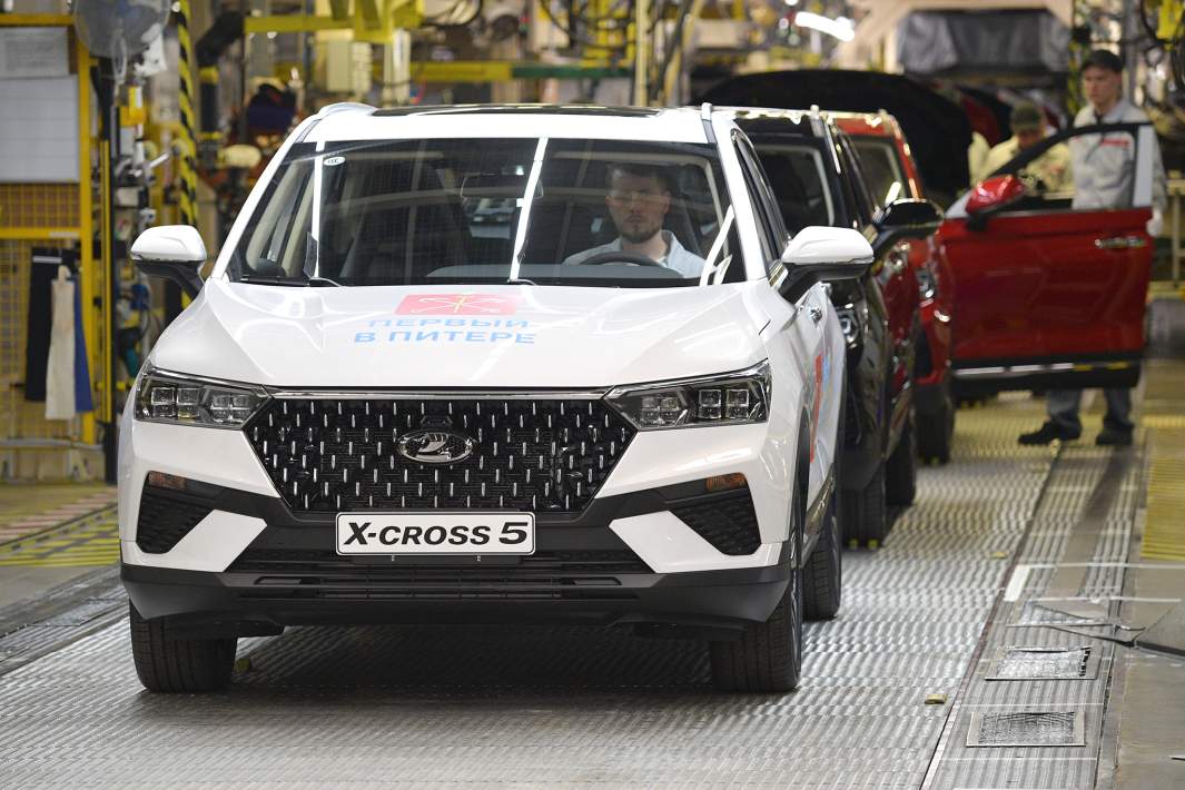 Автомобили LADA X-Cross 5 на конвейере в сборочном цехе