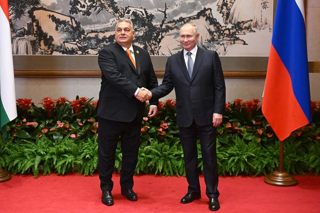 Президент РФ Владимир Путин и премьер-министр Венгрии Виктор Орбан во время встречи в Пекине. 17 октября 2023 года