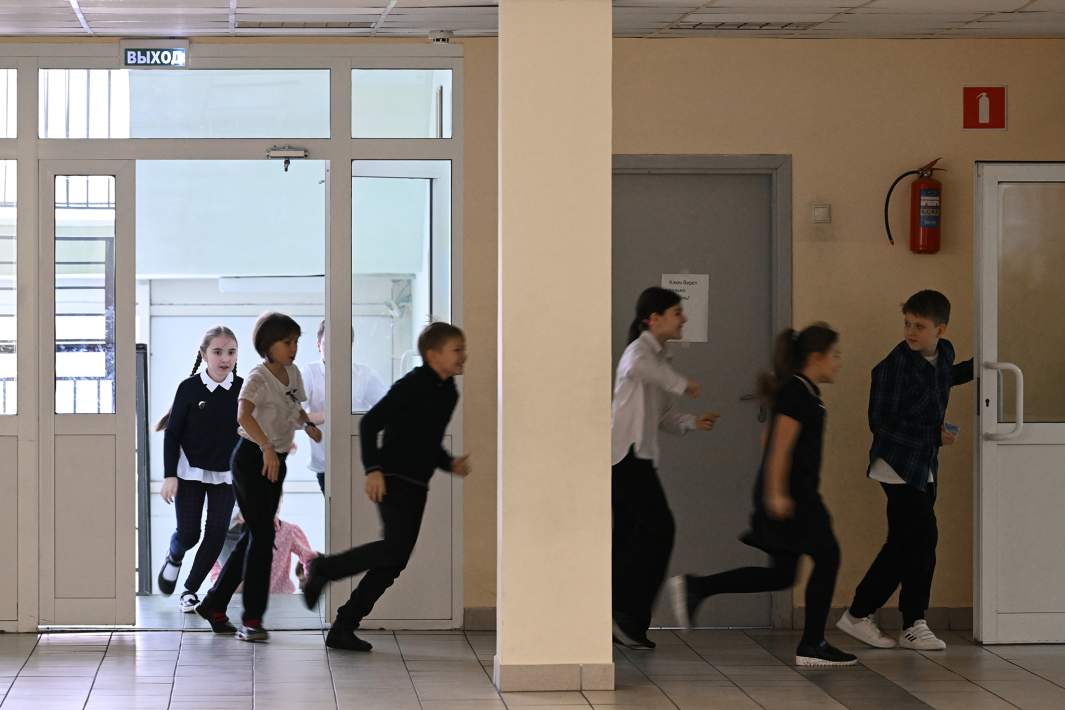 школьный коридор