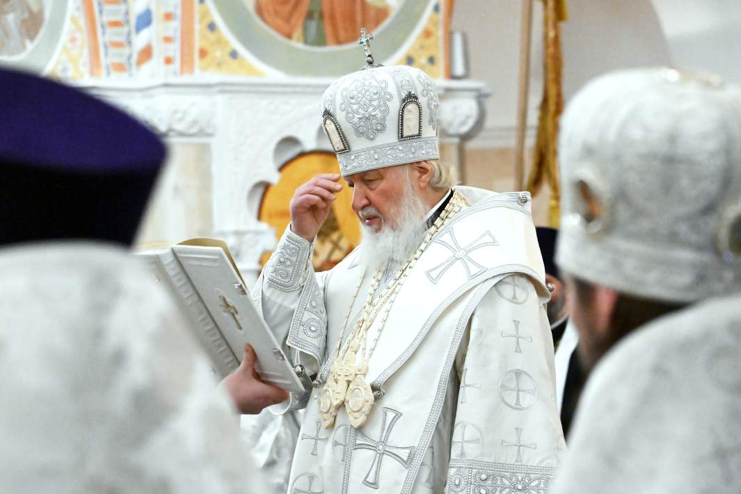 Patriarca de Moscú y Kirill de toda Rusia durante la Divina Liturgia con el rito de la gran bendición del agua en la víspera de la Epifanía en la Catedral de Cristo Salvador en Moscú