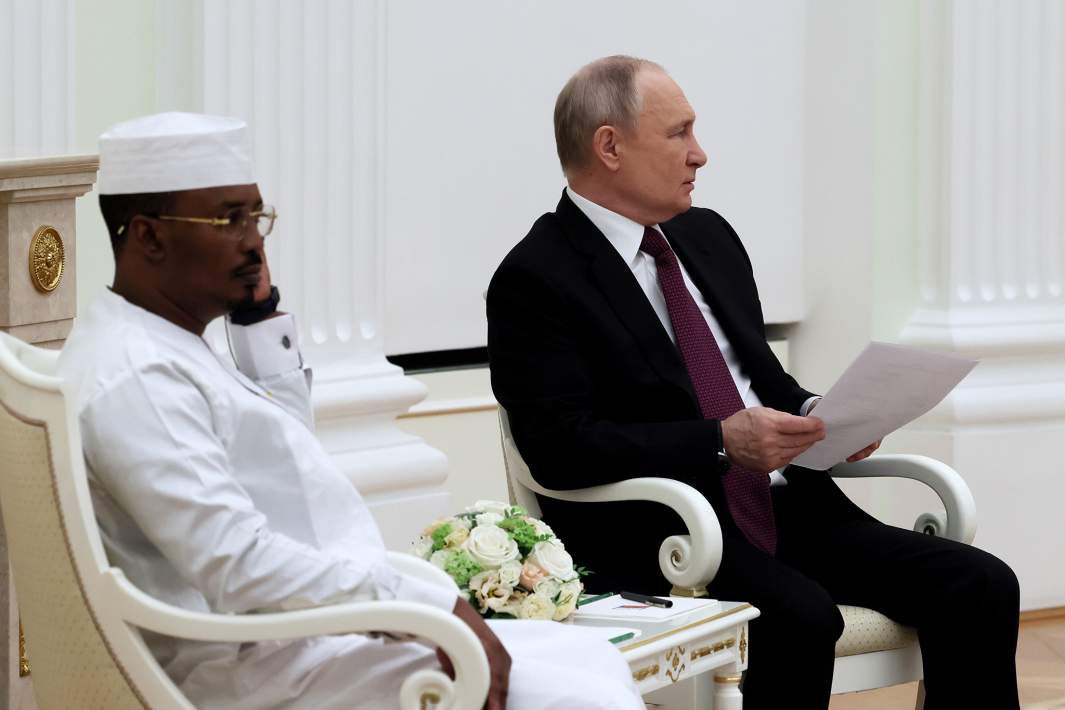Президент РФ Владимир Путин и президент переходного периода Республики Чад Махамат Идрис Деби (слева) во время встречи