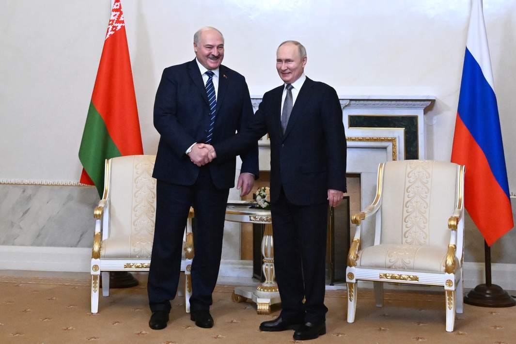 Президент РФ Владимир Путин и президент Белоруссии Александр Лукашенко во время встречи в Санкт-Петербурге
