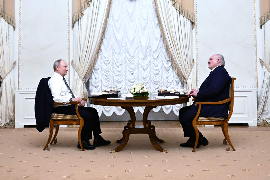 Президент РФ Владимир Путин и президент Белоруссии Александр Лукашенко во время делового ужина в Санкт-Петербурге