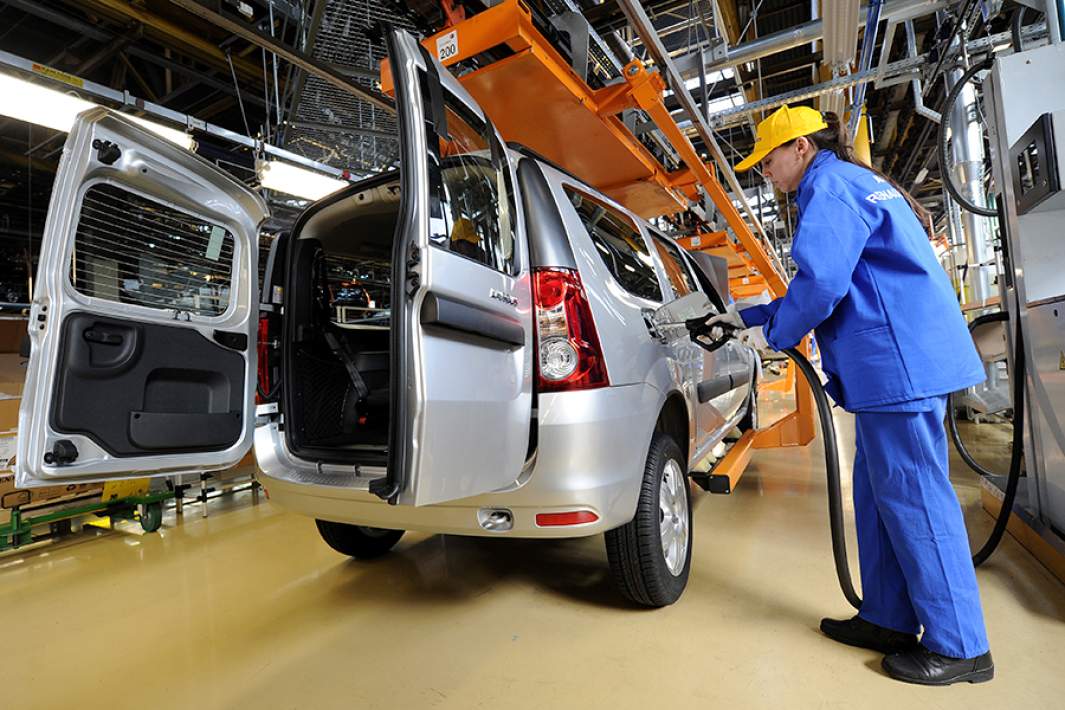 Заправка автомобиля Lada Largus в сборочном цехе завода АвтоВАЗ. 2012 год