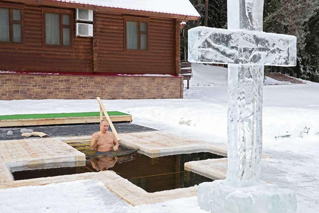 Владимир Путин во время крещенских купаний