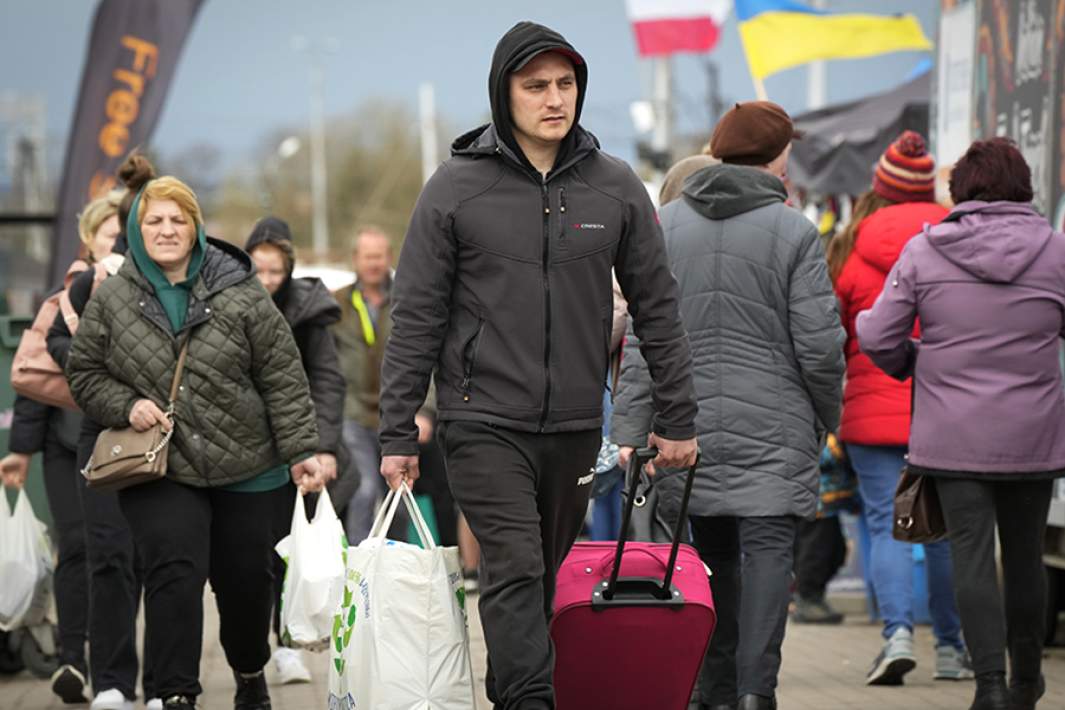 Украинские беженцы на контрольно-пропускном пункте Медыка в Польше