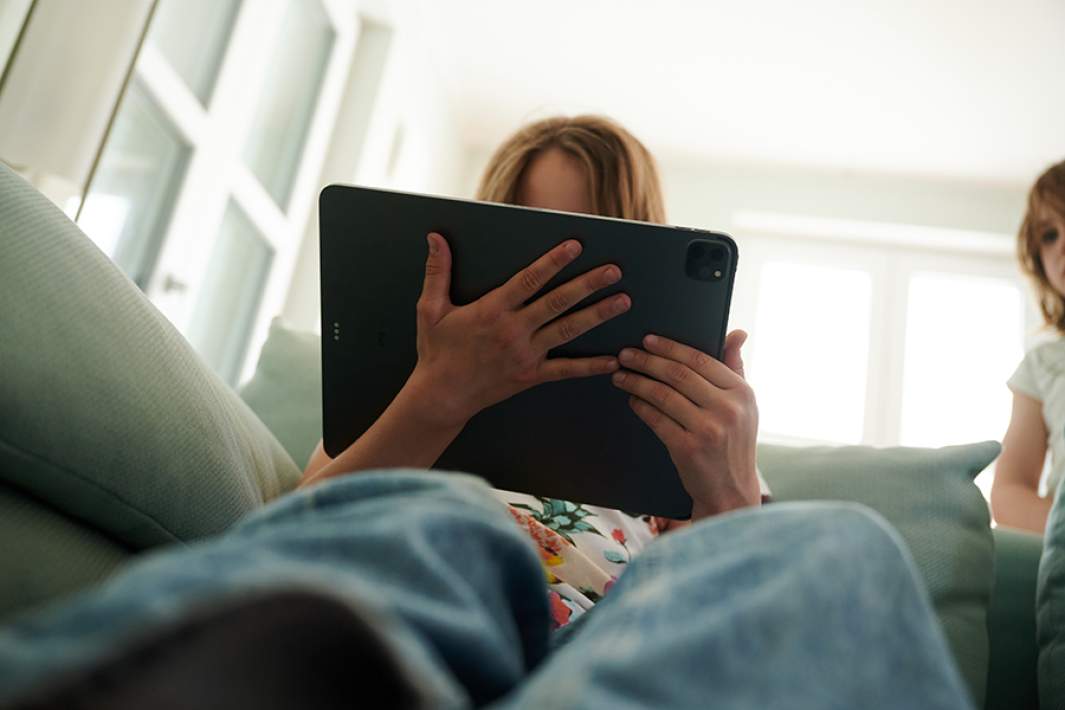 ребенок с планшетом