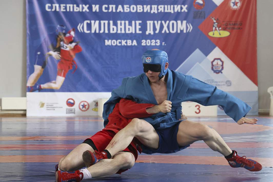 Спортсмены во время поединка на открытом турнире по самбо для слепых и слабовидящих «Сильные духом» в Москве. 27 мая 2023 года