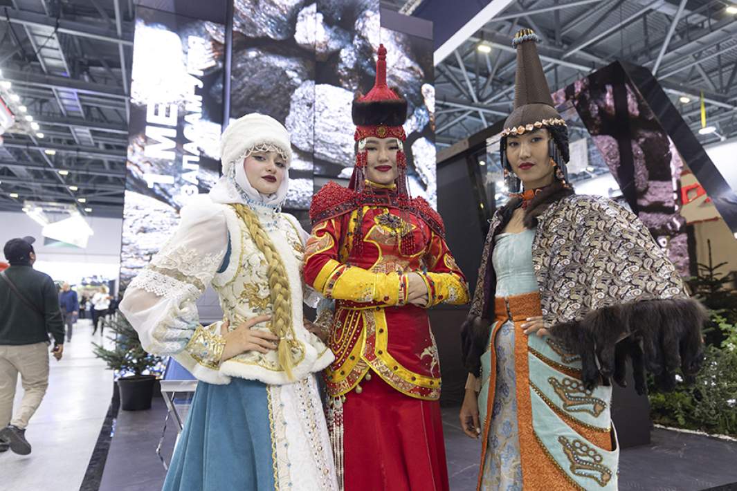 Участники международной промышленной выставки «Иннопром Казахстан» в Международном выставочном центре «EXPO» в Астане. 2023 год
