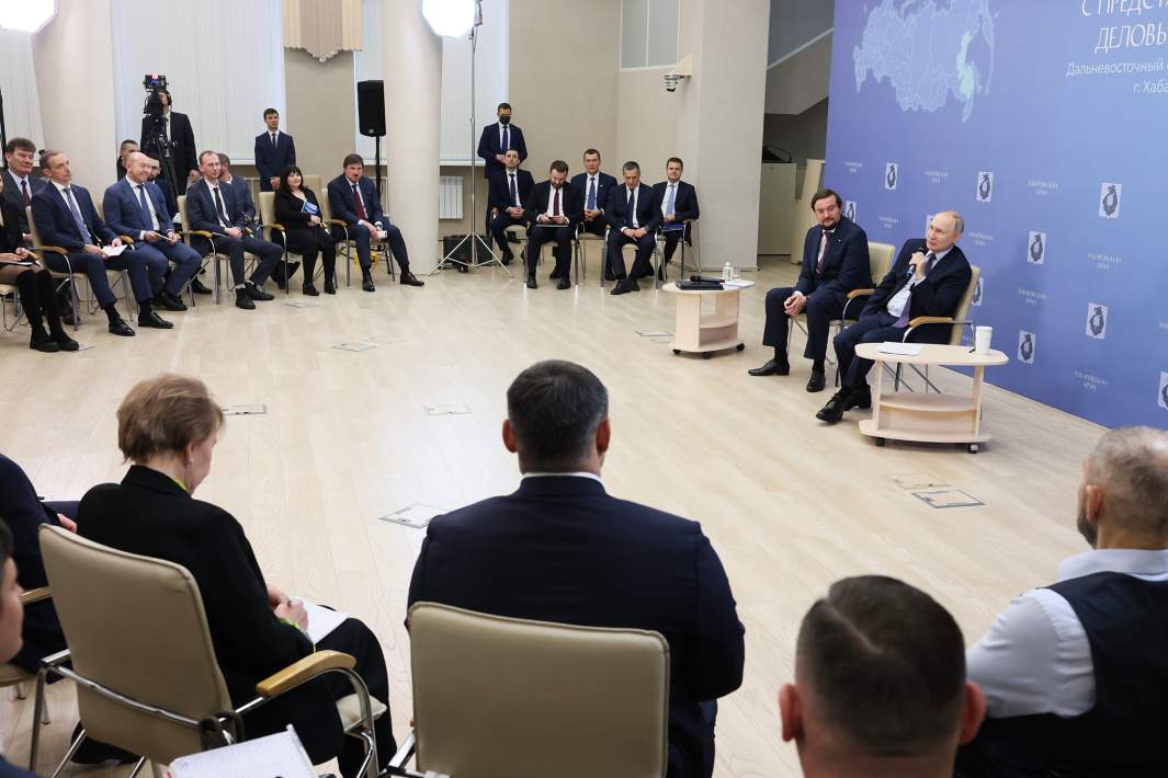 Президент РФ Владимир Путин во время встречи с предпринимателями Дальневосточного федерального округа