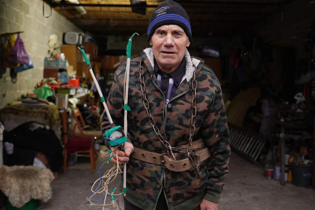 Герой поселка 79-летний Леонтьич — все два года налаживал свет под обстрелами