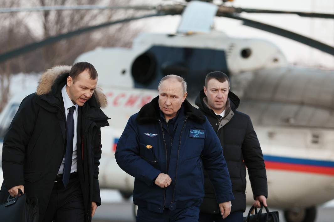 Президент РФ Владимир Путин после полета на модернизированном стратегическом ракетоносце Ту-160М