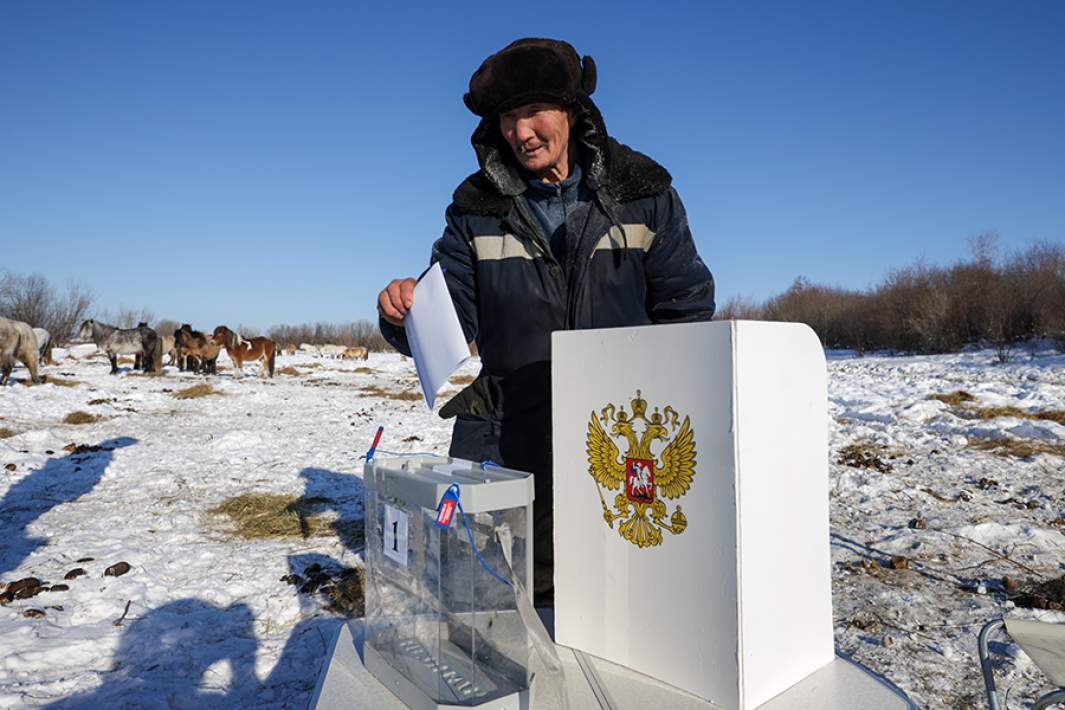 Местный житель Улахан-Ан в Якутии голосует на досрочных выборах президента РФ