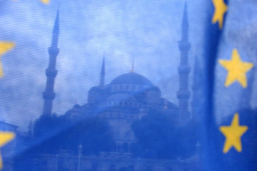 Мечеть Айя-София за флагом ЕС