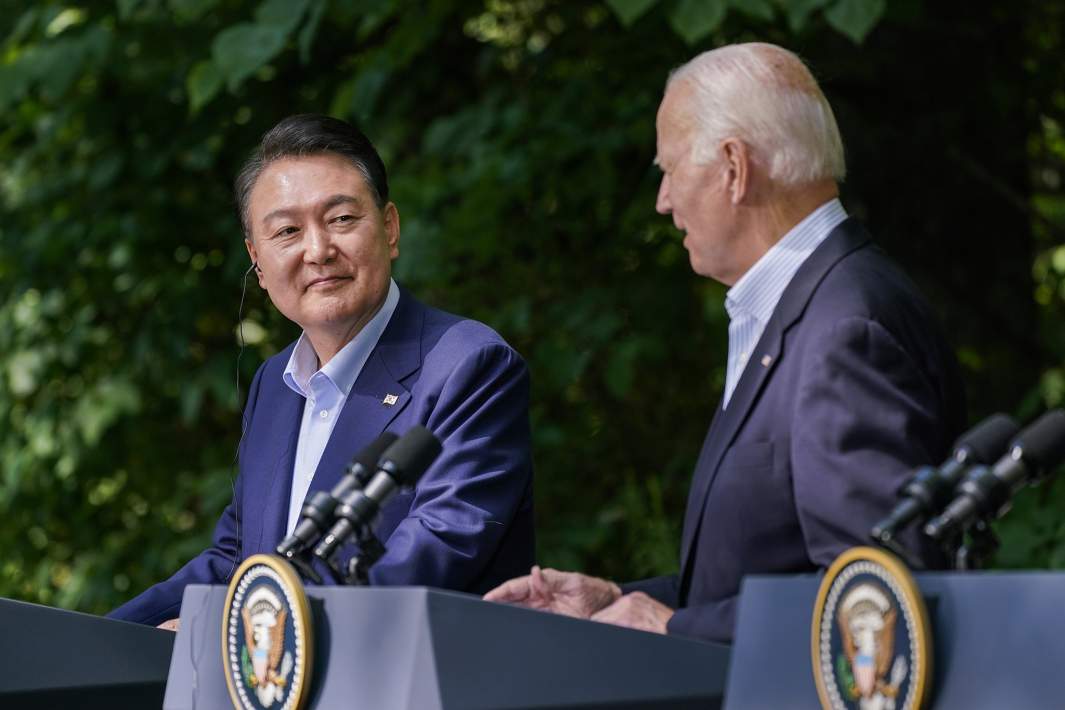Президент Южной Кореи Юн Сок Ёль и президент США Джо Байден во время совместной пресс-конференции на трехстороннем саммите, состоявшемся в Кэмп-Дэвиде, президентской резиденции недалеко от Турмонта, штат Мэриленд. 18 августа 2023 года
