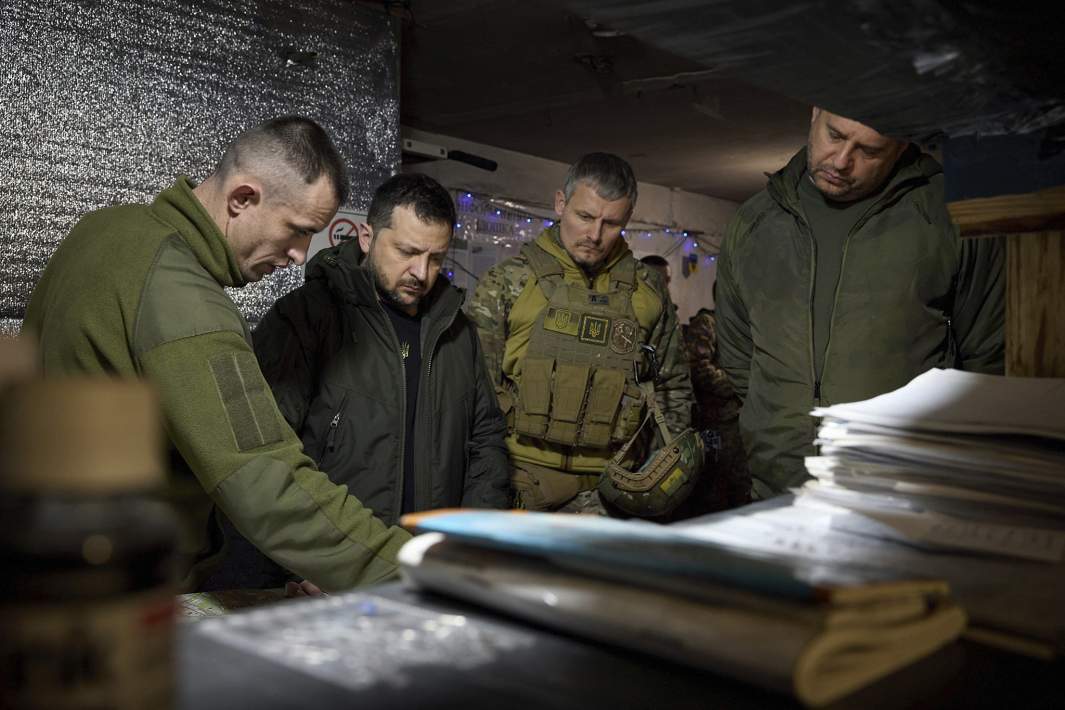 Владимир Зеленский во время посещения бригады на передовой в Донецкой области, 29 декабря 2023 года
