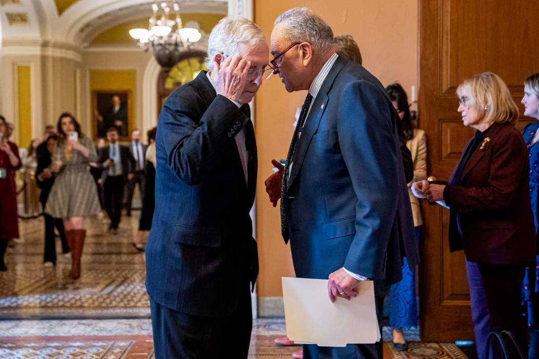 Лидер республиканце в Сенате США Митч МакКоннелл беседует с лидером демократов Чаком Шумером после встречи в Белом доме с президентом США Джо Байденом. 27 февраля 2024 года