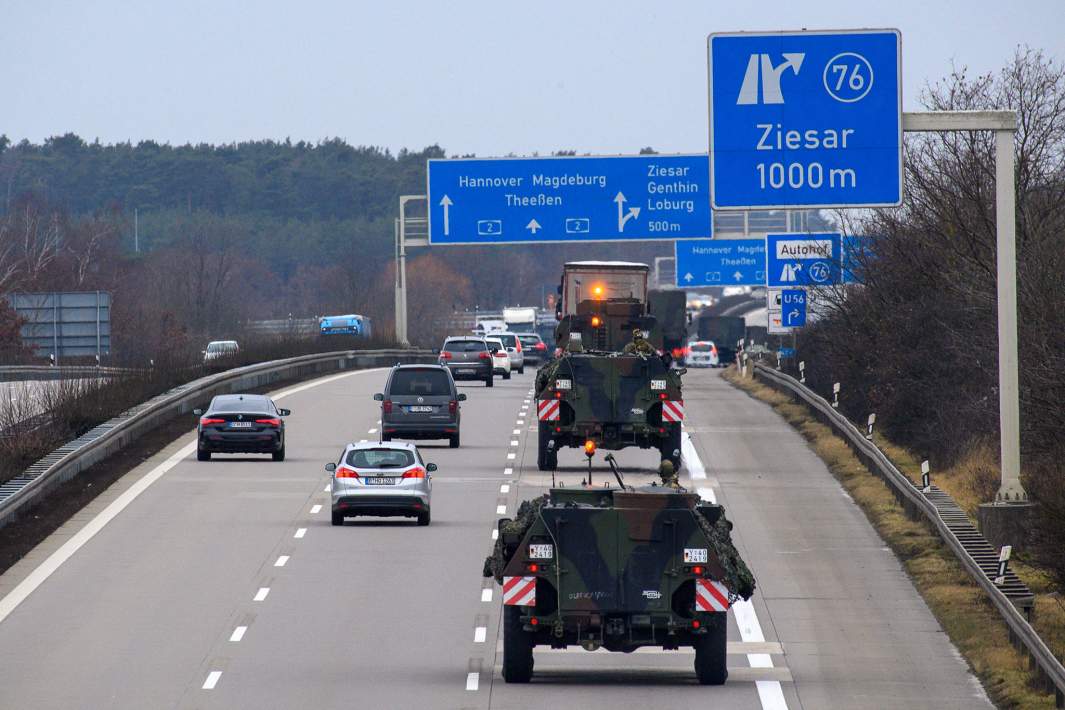 Военные автомобили 292 егерскомго батальона из Донауэшингена в Баден-Вюртемберге и направляются в армейский центр боевой подготовки в Кольбиц-Летцлингер-Хайде в рамках подготовки к учениям НАТО Steadfast Defender 2024