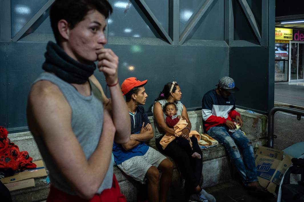 Венесуэльцы на автовокзале в Медельине, Колумбия