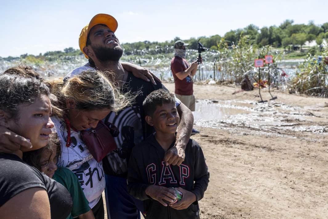 Семья из Венесуэлы после пересечения границы США и Мексики