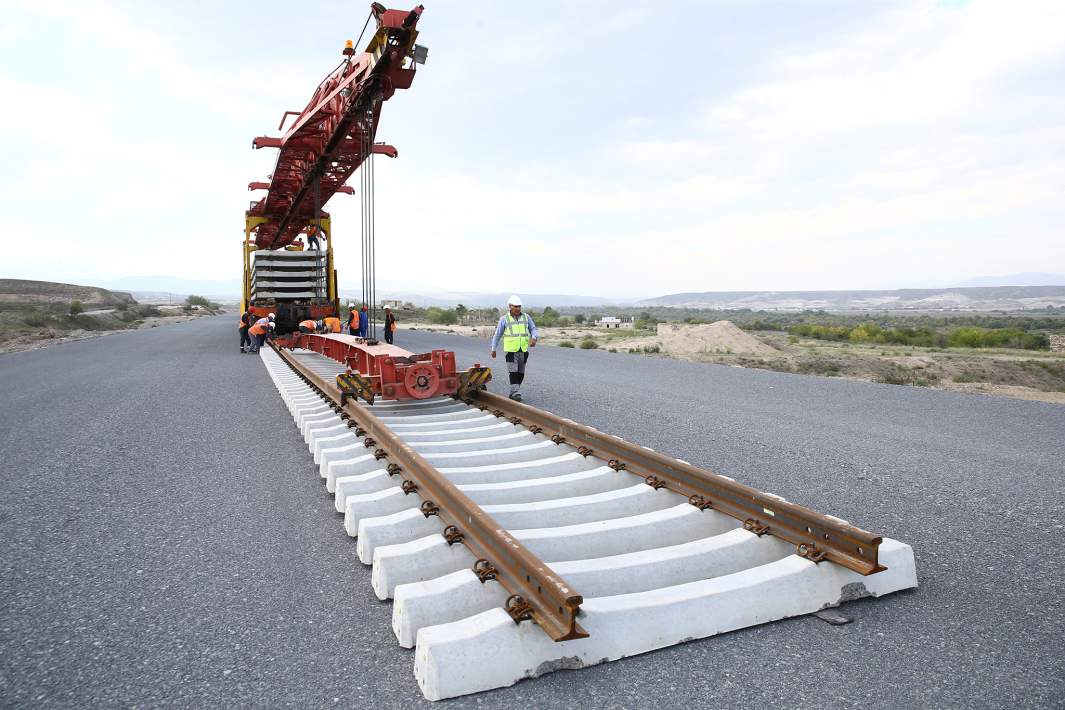 строительство автомобильных и железных дорог, которые пройдут через Зангезурский коридор, который соединит западные провинции с Нахчываном