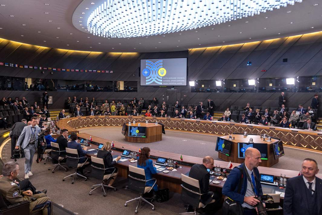 Делегаты присутствуют на заседании Совета министров обороны Украины во время второго из двух дней встреч министров обороны в штаб-квартире НАТО в Брюсселе (Бельгия), 15 февраля 2024 года