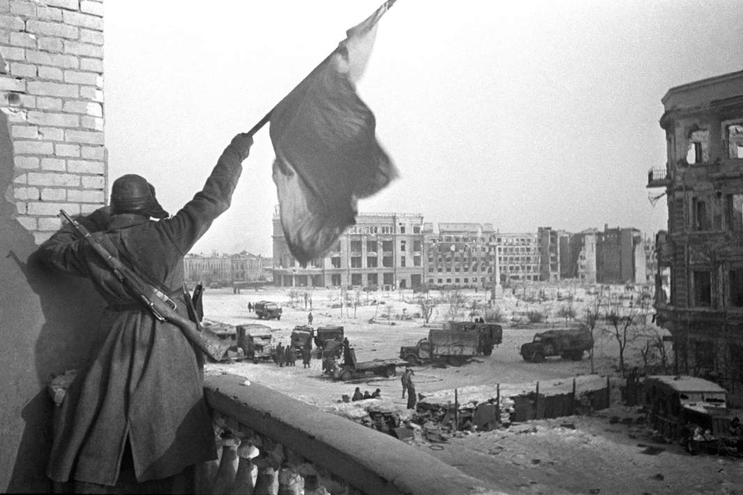 Красный флаг над площадью Павших борцов