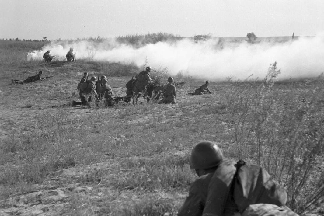 Бойцы Красной Армии ведут бои на подступах к Сталинграду