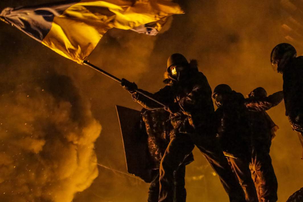 Сторонники евроинтеграции Украины принимают участие в столкновениях с подразделениями милиции в центре Киева