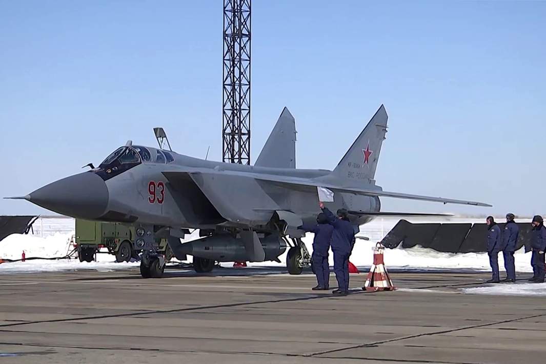 Истребитель МиГ-31 с гиперзвуковой аэробаллистической ракетой комплекса «Кинжал»