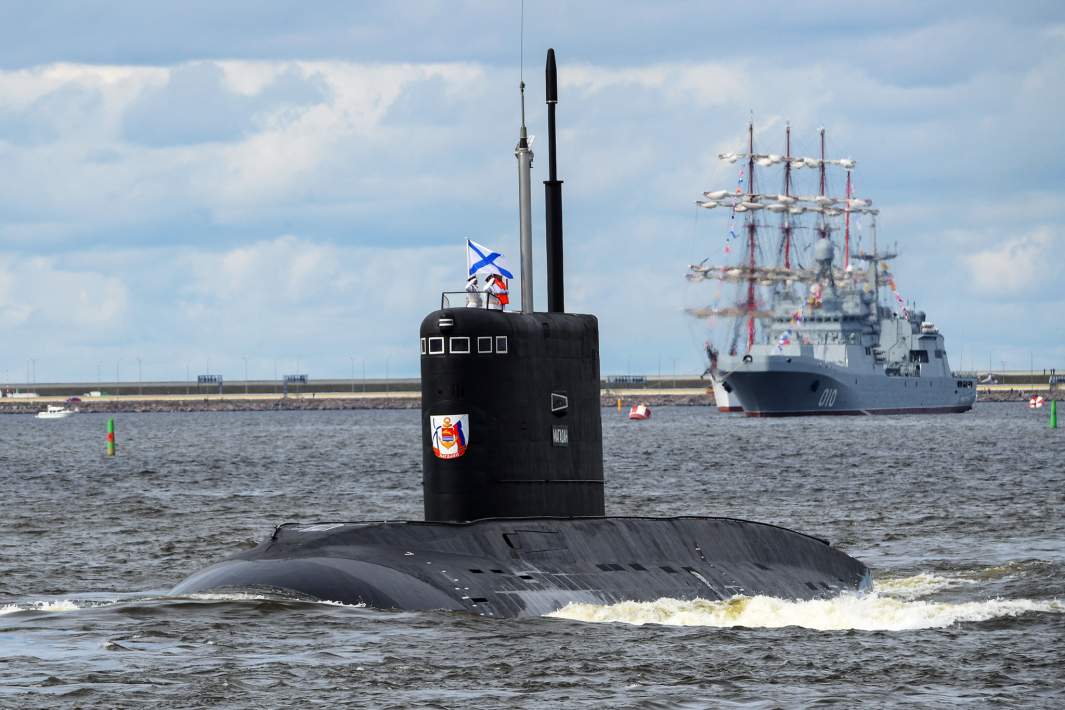 Подводная лодка проекта 636.3 «Магадан» на генеральной репетиции морского парада ко Дню ВМФ в Кронштадте. 2022 год
