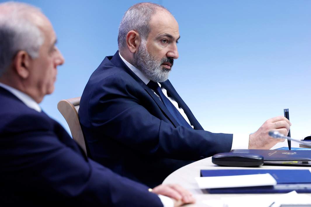 Премьер-министр Азербайджана Али Асадов и премьер-министр Армении Никол Пашинян