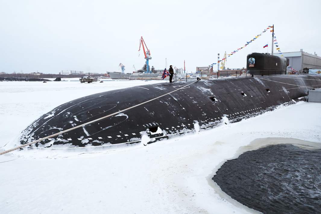 Атомный подводный крейсер проекта 955 «Борей» «Император Александр III» во время торжественной церемонии подъема военно-морского флага на АО «ПО «Севмаш» в Северодвинске. 2023 год