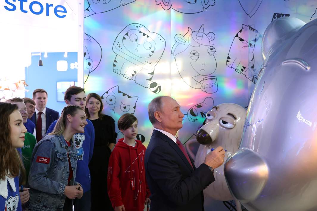 Президент РФ Владимир Путин посещает выставку "Россия" на ВДНХ 