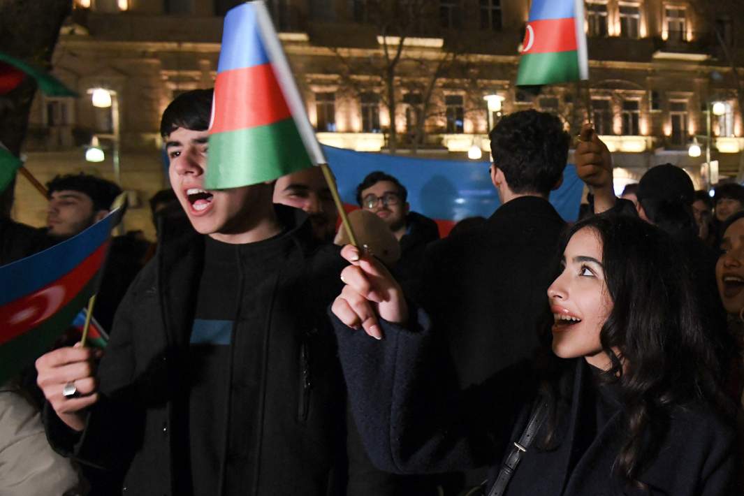 Люди празднуют победу Ильхама Алиева на внеочередных выборах президента Азербайджана в Баку
