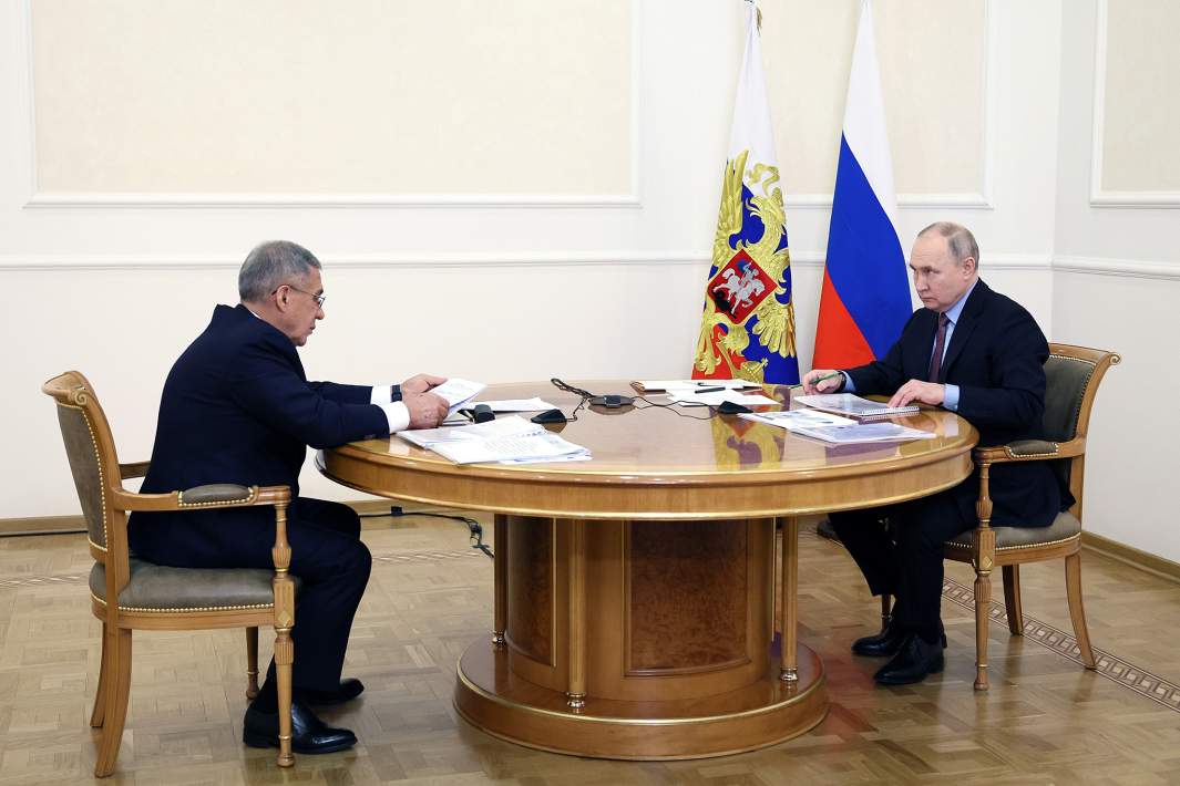 Президент РФ Владимир Путин и глава Республики Татарстан Рустам Минниханов во время встречи