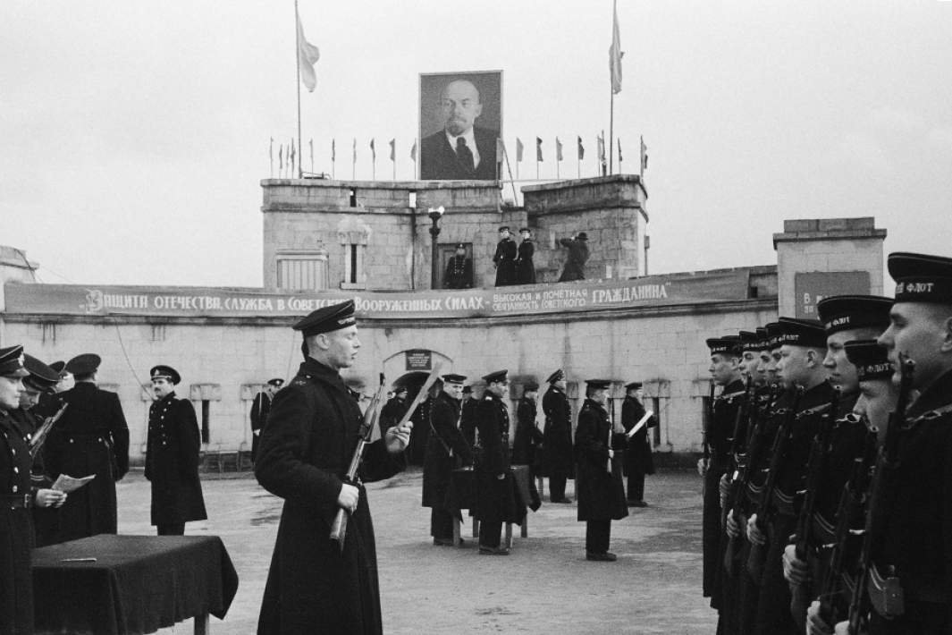 Матросы и офицеры в парадном строю во время празднования Дня Советской Армии и Военно-Морского флота. 23 февраля 1964 года