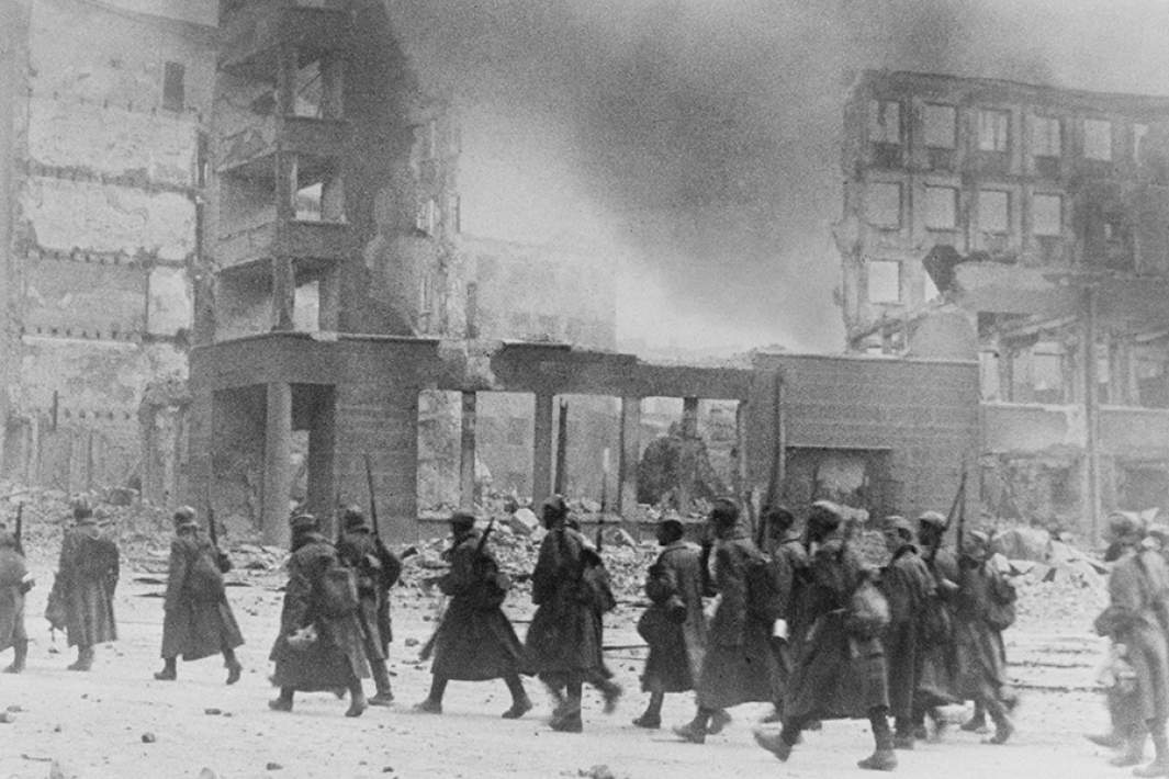 Советские солдаты у здания универмага на площади Павших Борцов