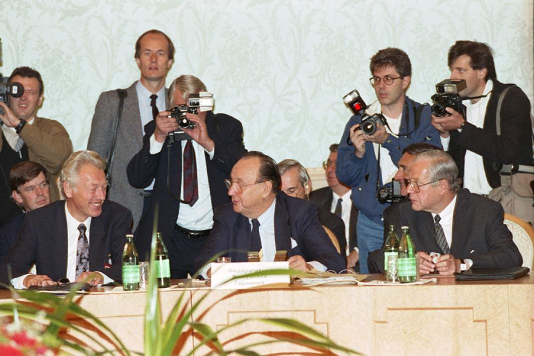 12 сентября 1990 г. Делегация ФРГ на собрании, посвященном заключению договора об окончательном урегулировании в отношении Германии, который был подписан между СССР, США, Великобританией, Францией, ФРГ и ГДР