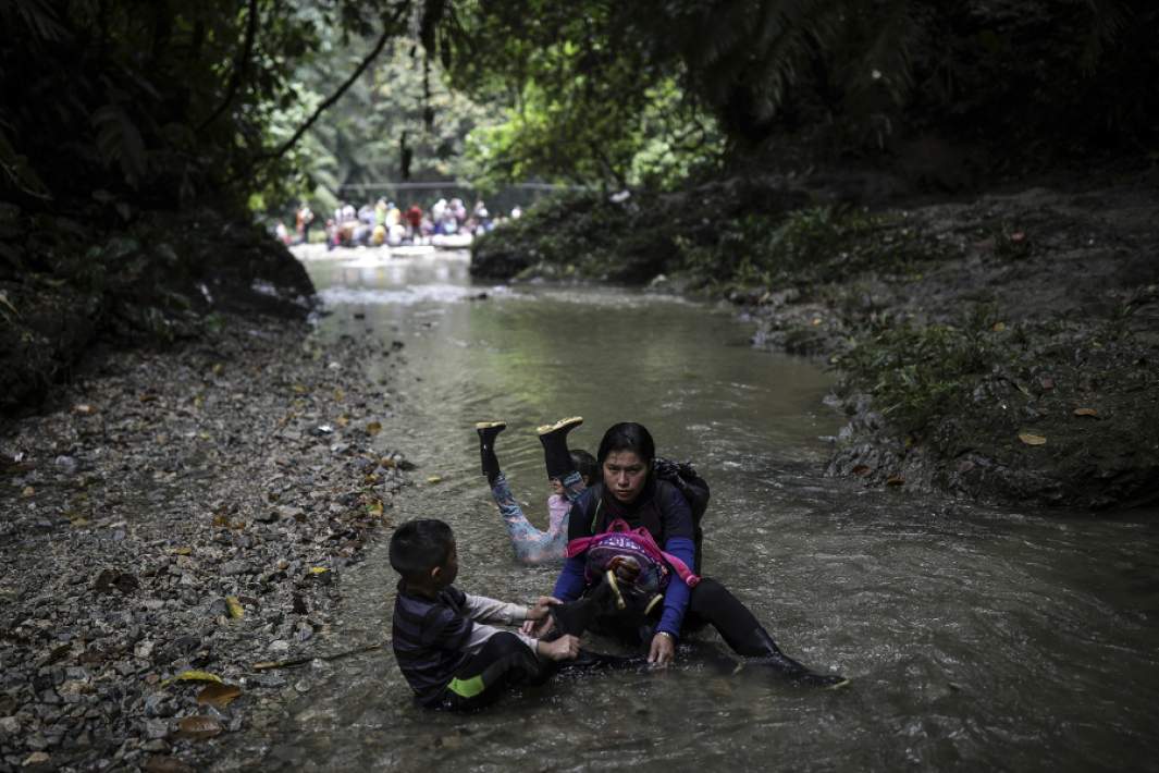 Мигранты их Венесуэлы пересекают Дарьен
