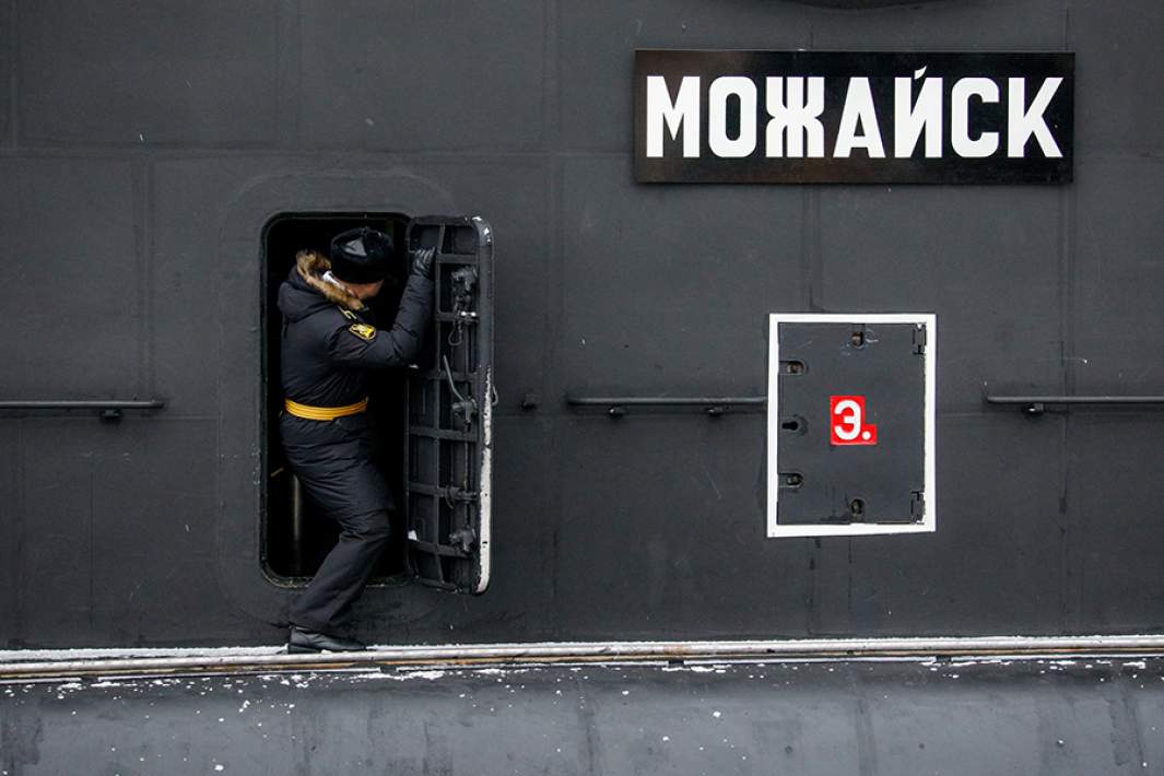 Военнослужащий перед началом церемонии поднятия Военно-морского флага РФ на подводной лодке проекта 636.3 «Можайск». 2023 год
