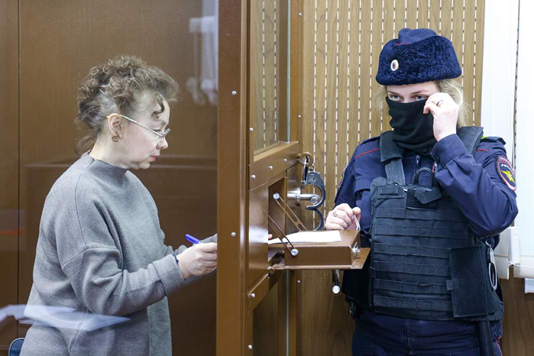Бывший заместитель министра культуры РФ Ольга Ярилова (слева), обвиняемая в злоупотреблении должностными полномочиями, во время заседания в Тверском районном суде