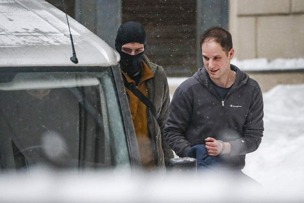 Корреспондент The Wall Street Journal (WSJ), гражданин США Эван Гершкович покидает здание Лефортовского суда, 26 января 2024 года