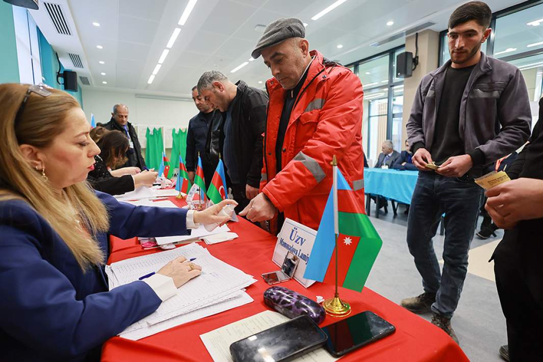 Избиратели и член избирательной комиссии на внеочередных президентских выборах на избирательном участке